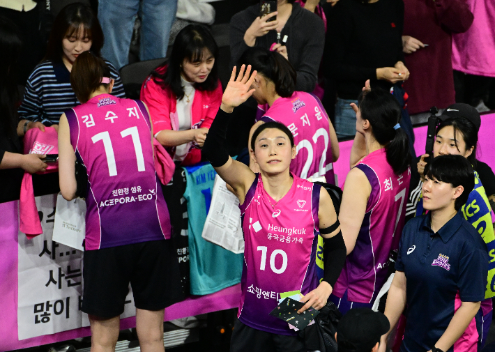 경기 후 팬들에게 인사하는 김연경. KOVO 제공