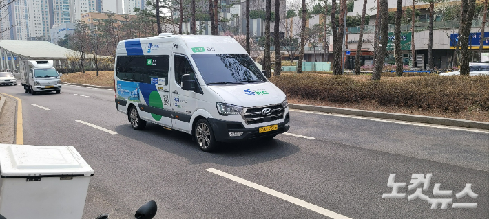 수원시 광교신도시 일대를 달리고 있는 똑버스. 박창주 기자