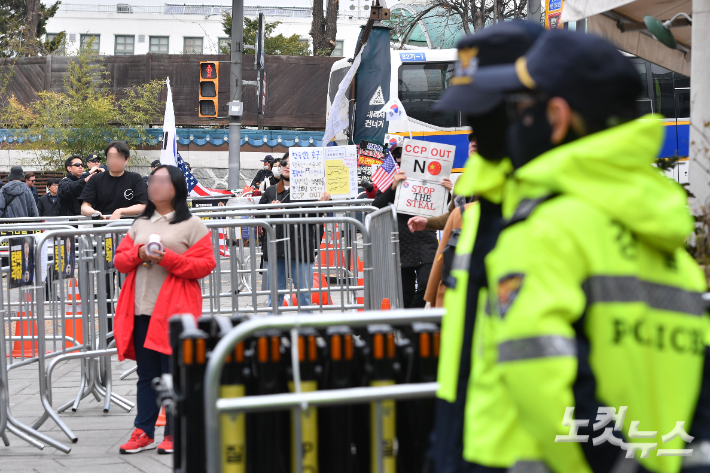 윤석열 대통령 탄핵심판 선고일이 이틀 앞으로 다가온 가운데 2일 서울 종로구 헌법재판소 인근을 경찰들이 통제하고 있다. 헌재 반경 100m 이내를 '진공상태'로 만드는 작업을 사실상 조기 완료한 경찰은 선고 당일 '갑호비상' 을 발령하고 가용인력을 100% 동원할 방침이다. 류영주 기자