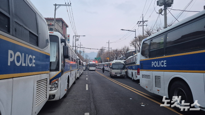 윤석열 대통령의 탄핵심판 선고가 이뤄지는 서울 종로구 헌법재판소 반경 150m 이내에 경찰 차벽이 설치됐다. 주보배 기자