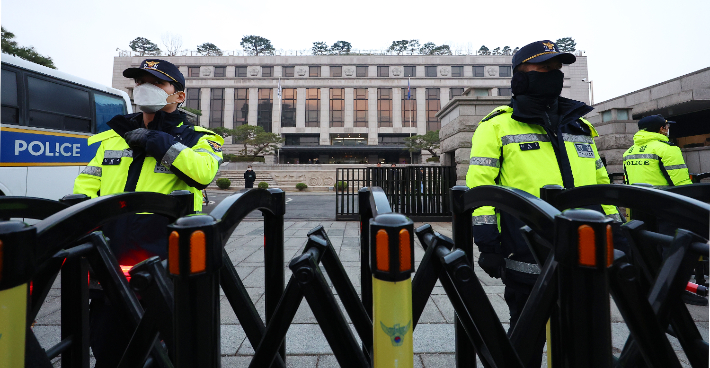 탄핵심판 D-Day, 헌재 경계 근무 서는 경찰들. 연합뉴스