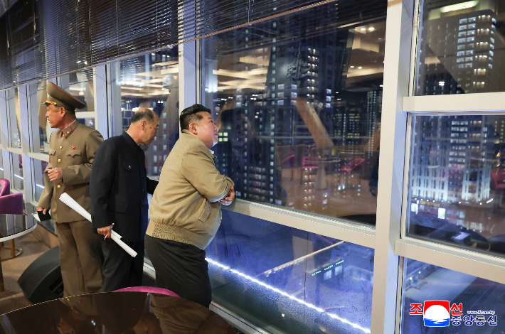 북한 김정은 국무위원장이 3일 준공을 앞둔 화성지구 3단계 구역에 건설된 중요봉사시설들의 운영준비정형을 현지에서 지도했다고 조선중앙통신이 4일 보도했다. 현지지도에는 김위원장의 딸 김주애도 동행했다. 연합뉴스
