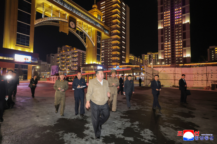 김정은, 준공 앞둔 화성지구 3단계구역 준비정형 시찰. 연합뉴스