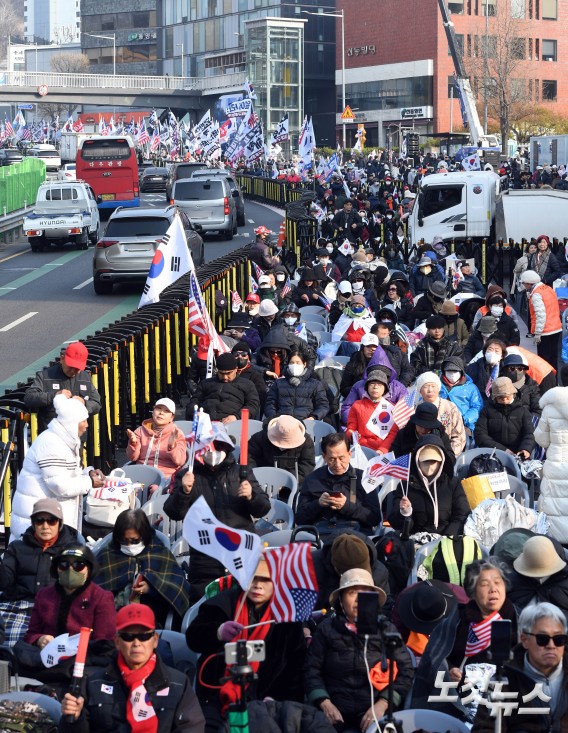 탄핵심판 선고 기다리는 尹지지자들