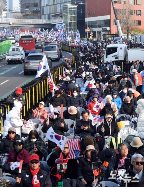 탄핵심판 선고 기다리는 尹지지자들