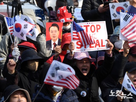 관저 인근에 모인 尹지지자들