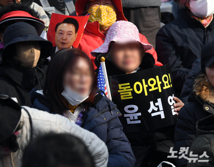 윤석열 대통령 탄핵심판 선고일인 4일 오전 서울 한남동 대통령 관저 인근에서 윤 대통령 지지자들이 탄핵반대 집회를 갖고 있다. 황진환 기자