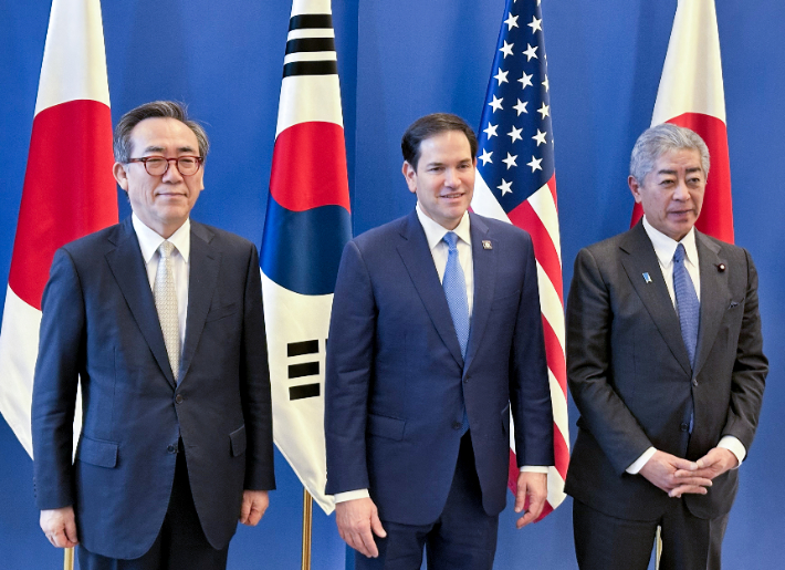 한미일 3국 외교수장이 3일(현지시간) 벨기에 브뤼셀 나토 본부에서 약 두 달 만에 진행된 회동에 앞서 기념촬영을 하고 있다. 연합뉴스