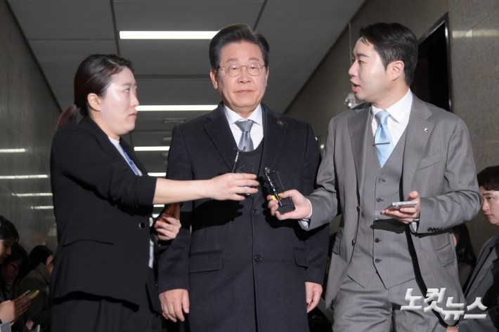 尹 탄핵심판 선고 앞두고 출근하는 이재명 대표