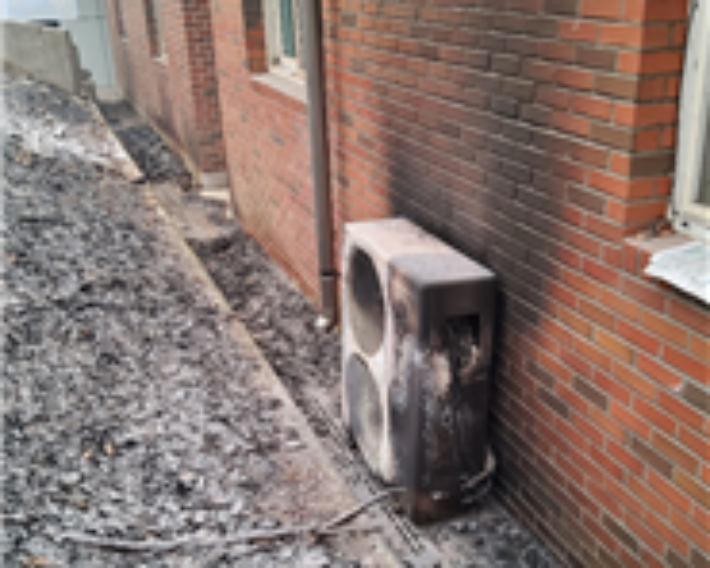 청송여고의 학교 건물 뒷편 벽면이 산불에 그을렸고 에어컨 실외기가 불에 탔다. 경북교육청 제공 