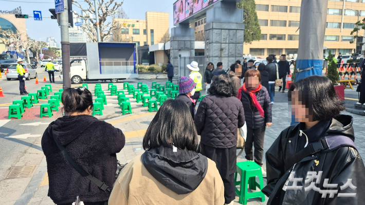 충북비상시국회의가 4일 오전 10시 충북도청 서문 앞에서 윤석열 대통령의 파면을 촉구하는 집회를 준비하고 있다. 최범규 기자