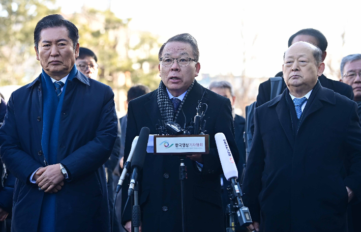 국회 측 탄핵소추대리인단 공동대표인 김이수 전 헌법재판소장이 지난 1월 13일 오전 서울 종로구 헌법재판소에서 열리는 탄핵 심판 8차 변론기일에 출석해 입장을 밝히고 있다. 사진공동취재단