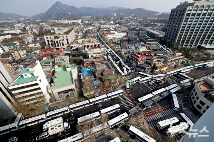 윤석열 대통령 탄핵 심판 선고일인 4일 오전 서울 종로구 헌법재판소 인근 거리 통행이 통제되고 있다. 사진공동취재단