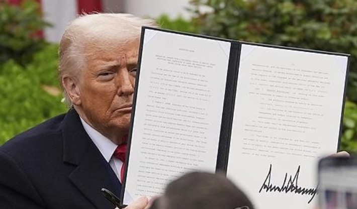 도널드 트럼프 미국 대통령이 '상호관세 부과'를 지시하는 행정명령에 서명한 후 서명본을 보여주고 있는 모습. 연합뉴스