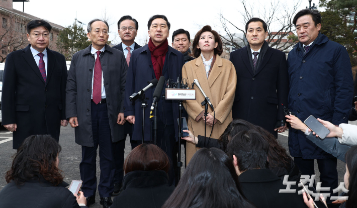김기현 국민의힘 의원을 비롯한 소속당 의원들이 지난 2월 25일 오후 서울 종로구 헌법재판소에서 열린 대통령 탄핵심판 최종 변론에 참관하기 위해 입장하며 발언하고 있다. 사진공동취재단