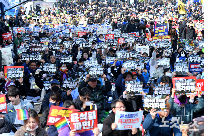 윤석열 대통령 탄핵 심판 선고일인 4일 오전 서울 종로구 안국역 인근에서 파면 촉구 집회가 열리고 있다. 류영주 기자