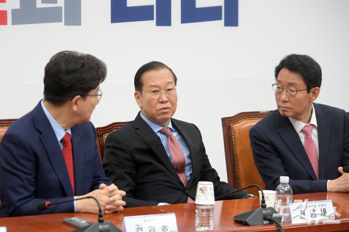 국민의힘 권영세 비대위원장과 권성동 원내대표, 김상훈 정책위의장이 윤석열 대통령 탄핵 심판 선고일인 4일 서울 여의도 국회에서 열린 비상대책위원회의에서 대화를 하고 있다. 윤창원 기자