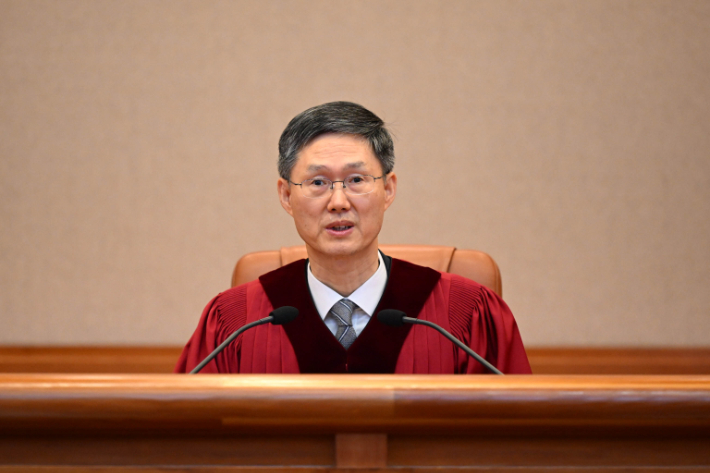 문형배 헌법재판소장 권한대행이 4일 서울 종로구 헌법재판소 대심판정에서 열린 윤석열 대통령 탄핵심판 선고에 입장해 있다. 연합뉴스