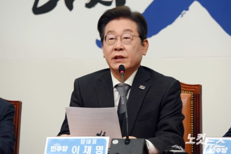 더불어민주당 이재명 대표가 4일 서울 여의도 국회에서 헌법재판소의 윤석열 대통령 파면 선고에 대한 입장을 밝히고 있다.