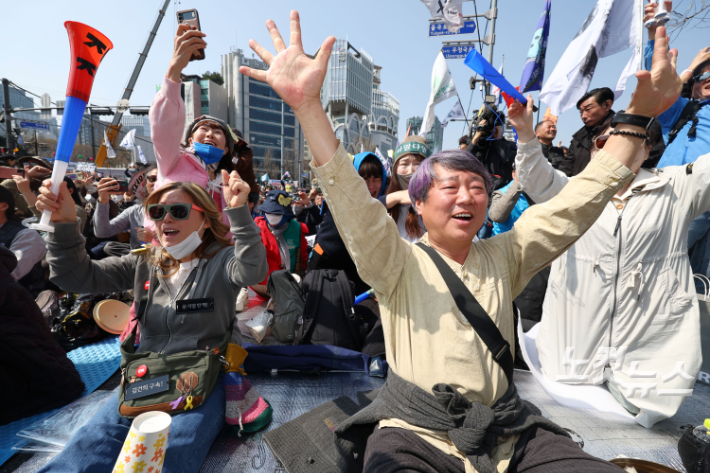 헌법재판소가 윤석열 전 대통령 탄핵 사건에 대해 인용을 선고한 4일 서울 종로구 안국동 일대에서 탄핵에 찬성한 시민들이 헌재의 파면 선고에 환호하고 있다. 연합뉴스