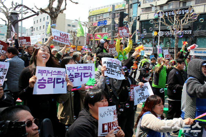 4일 오전 헌법재판소가 윤석열 대통령의 파면을 선고하자 충북도청 서문 앞에 모인 시민들이 환호하고 있다. 최범규 기자