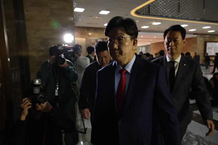 비상 의원총회 참석하는 권성동 원내대표. 연합뉴스