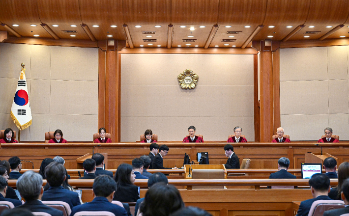 문형배 헌법재판소장 권한대행을 비롯한 헌법재판관들이 4일 서울 종로구 헌법재판소 대심판정에서 열린 윤석열 대통령 탄핵심판 선고를 위해 자리에 착석해 있다. 연합뉴스