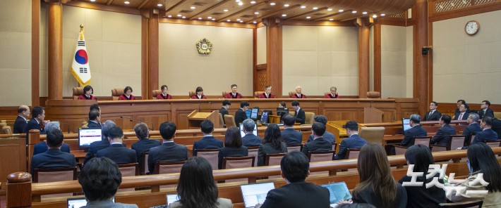 문형배 헌법재판소장 직무대행이 4일 오전 서울 종로구 헌법재판소 대심판정에서 윤석열 대통령 탄핵심판 인용 결정문을 낭독하고 있다.