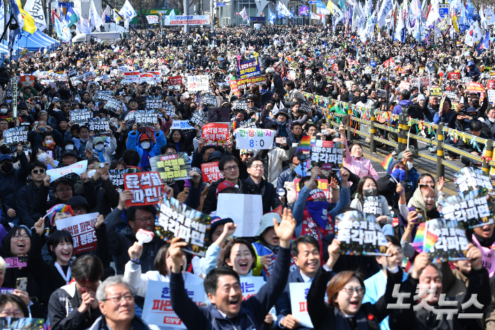 헌법재판소가 윤석열 대통령의 파면을 선고하자 4일 서울 종로구 안국역 인근에서 윤 대통령 탄핵에 찬성하는 시민들이 환호하고 있다. 헌재는 재판관 만장일치 의견으로 탄핵소추를 인용했다. 류영주 기자