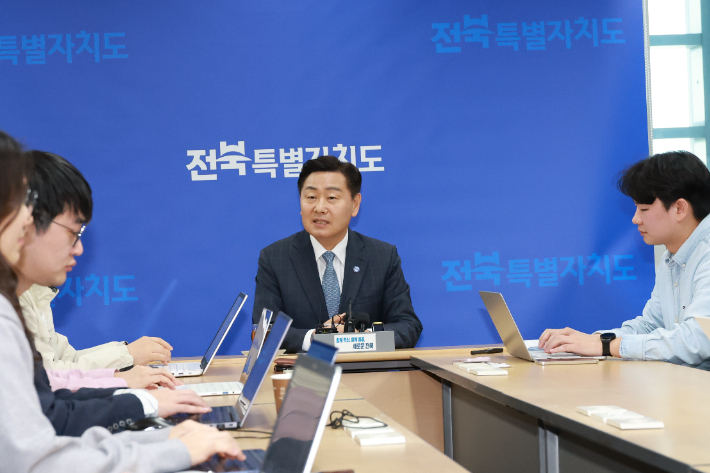 4일 오전 김관영 전북지사가 윤석열 대통령 파면 선고 직후 전북도청 기자실에서 "'우리나라의 헌법과 민주주의가 살아있구나'라는 것을 확인시켜 주는 판결"이라고 말했다. 전북도 제공