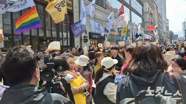 "민주주의 승리" vs "탄핵 안 돼" 尹 파면, 희비 엇갈린 대구 동성로