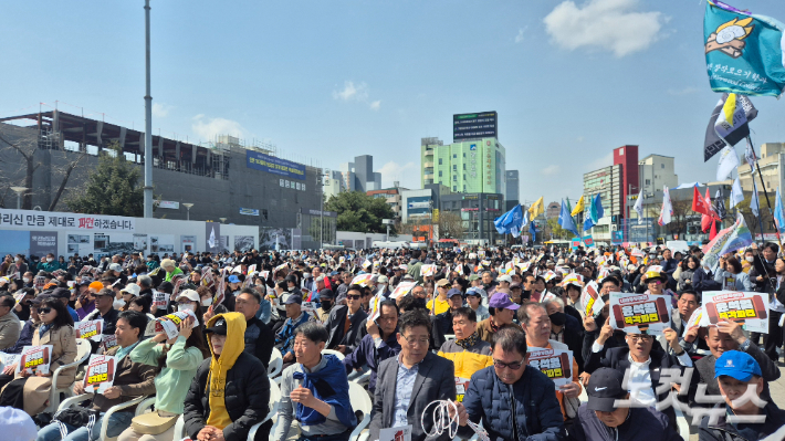헌법재판소의 선고를 기다리고 있는 시민들의 모습. 한아름 수습기자