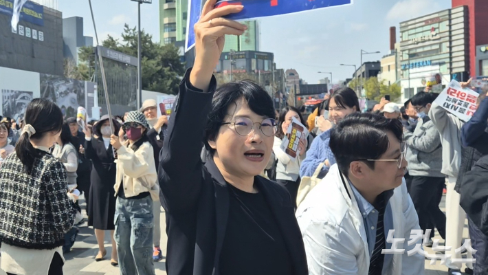 헌법재판소의 전원일치 파면 선고가 나오자 감격한 표정을 짓는 시민. 손에 든 피켓에는 '주문, 피청구인 윤석열을 파면한다'라고 적혀있다. 한아름 수습기자