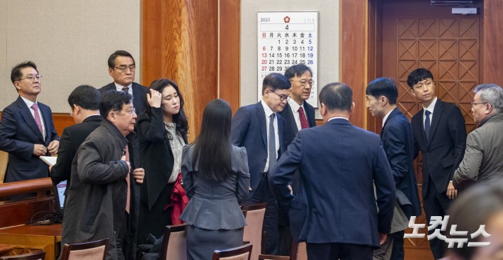"尹 파면 선고" 헌재 심판정 퇴장하는 대통령 변호인단