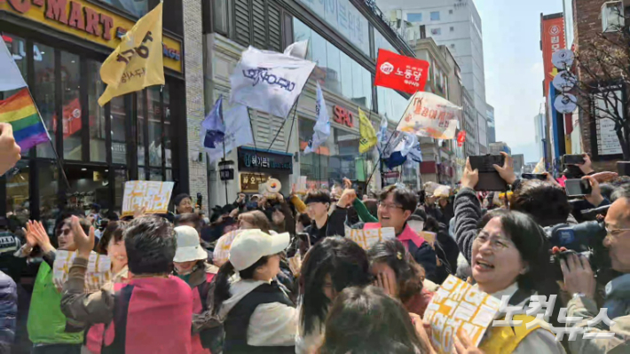 4일 대구 동성로에 모인 시민들이 윤석열 전 대통령 파면이 선고되자 환호하고 있다. 곽재화 수습기자