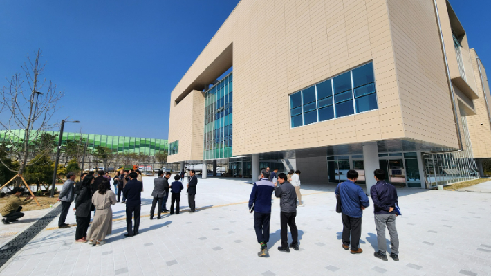 광주시는 4일 '하남지구 시립도서관' 준공에 앞서 시민 현장 점검을 진행했다. 광주시 제공