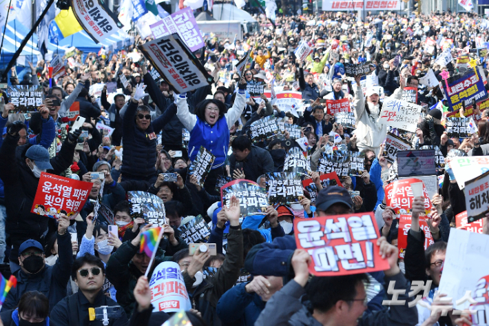 헌법재판소가 윤석열 대통령의 파면을 선고하자 4일 서울 종로구 안국역 인근에서 윤 대통령 탄핵에 찬성하는 시민들이 환호하고 있다. 헌재는 재판관 만장일치 의견으로 탄핵소추를 인용했다. 류영주 기자