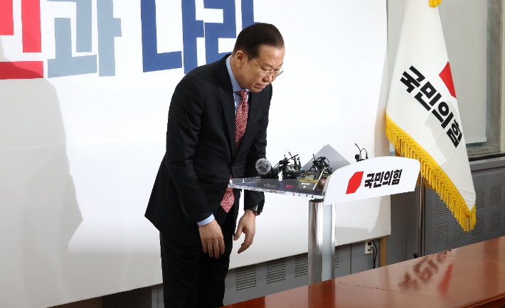 고개숙인 권영세 비대위원장. 연합뉴스