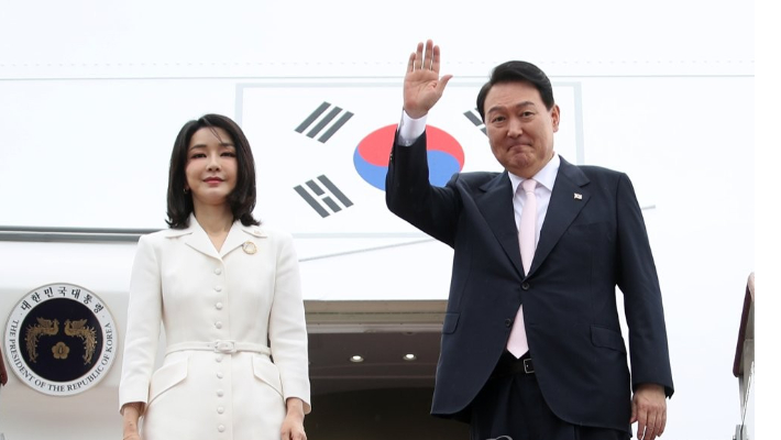 지난 2022년 6월 27일 스페인 마드리드에서 열리는 북대서양조약기구(나토) 정상회의 참석을 위해 경기 성남 서울공항에서 공군 1호기에 올라 인사하는 윤석열 전 대통령과 부인 김건희 여사. 연합뉴스