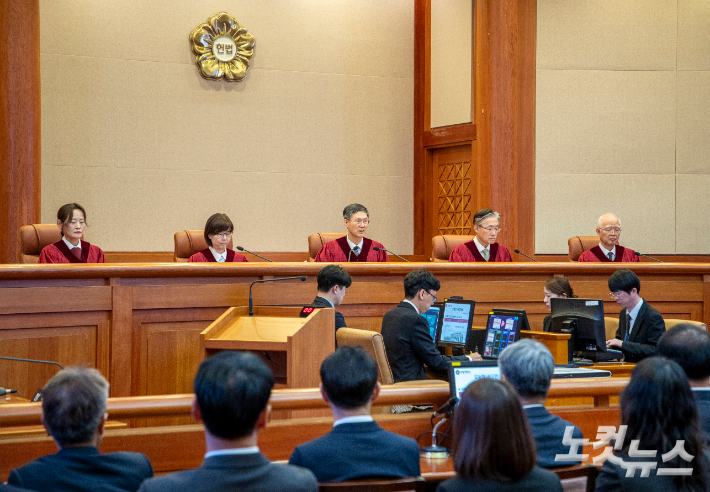 문형배 헌법재판소장 직무대행이 4일 오전 서울 종로구 헌법재판소 대심판정에서 윤석열 대통령 탄핵심판 인용 결정문을 낭독하고 있다. 사진공동취재단