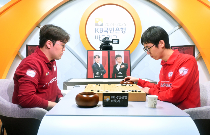 '2024-2025 KB국민은행 바둑리그' 14라운드(통합라운드)에서 대국을 벌이고 있는 '영림프라임창호'의 박민규 9단(사진 왼쪽 )과 '정관장'의 변상일 9단. 한국기원 제공