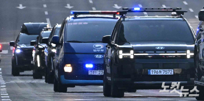 윤석열 대통령이 탑승한 호송차. 사진공동취재단