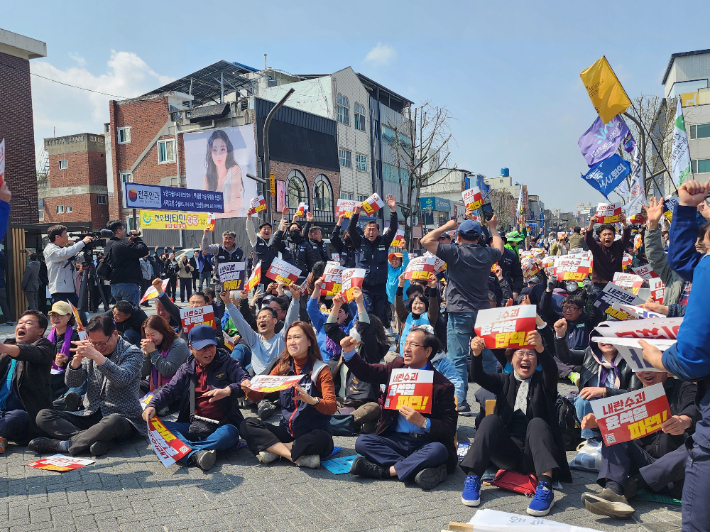 윤석열 대통령의 파면이 선고되자 기뻐하는 시민들. 김대한 기자