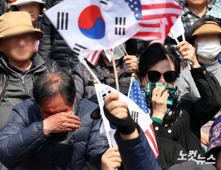 눈물 흘리는 尹지지자들