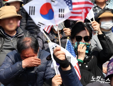 눈물 흘리는 尹지지자들