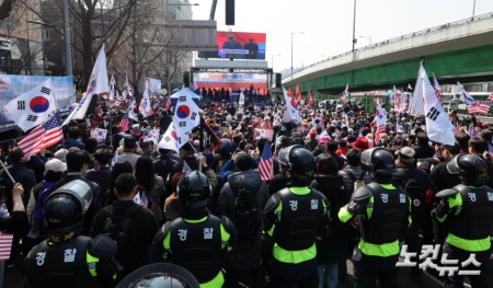 파면 선고 방송 지켜보는 尹지지자