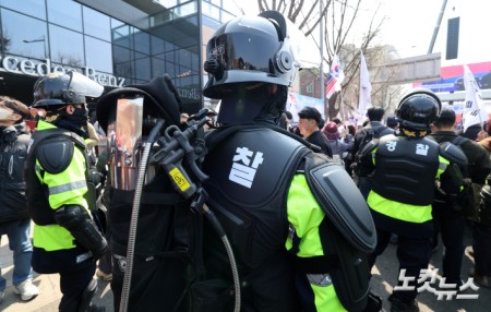 캡사이신 분사기 준비한 경찰