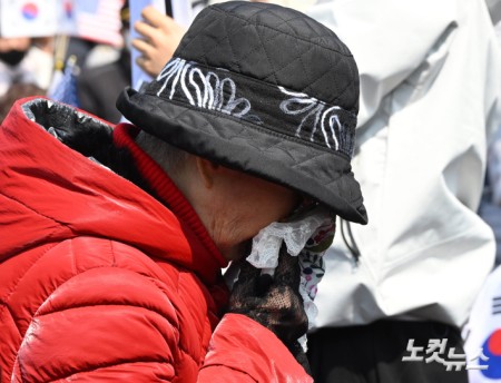 침통한 尹지지자