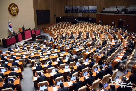 4일 서울 여의도 국회에서 열린 제424회국회(임시회) 제1차 본회의에 국민의힘 의원들이 불참하며 빈자리가 보이고 있다.