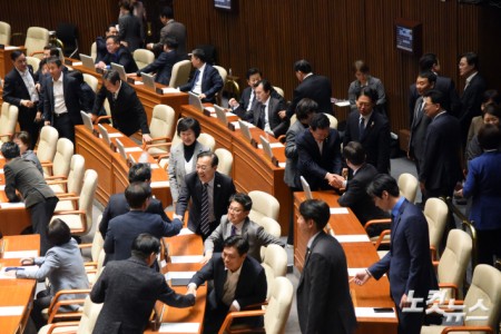 4일 서울 여의도 국회에서 열린 제424회국회(임시회) 제1차 본회의에 더불어민주당 의원들이 참석하며 밝은 표정으로 인사를 나누고 있다.